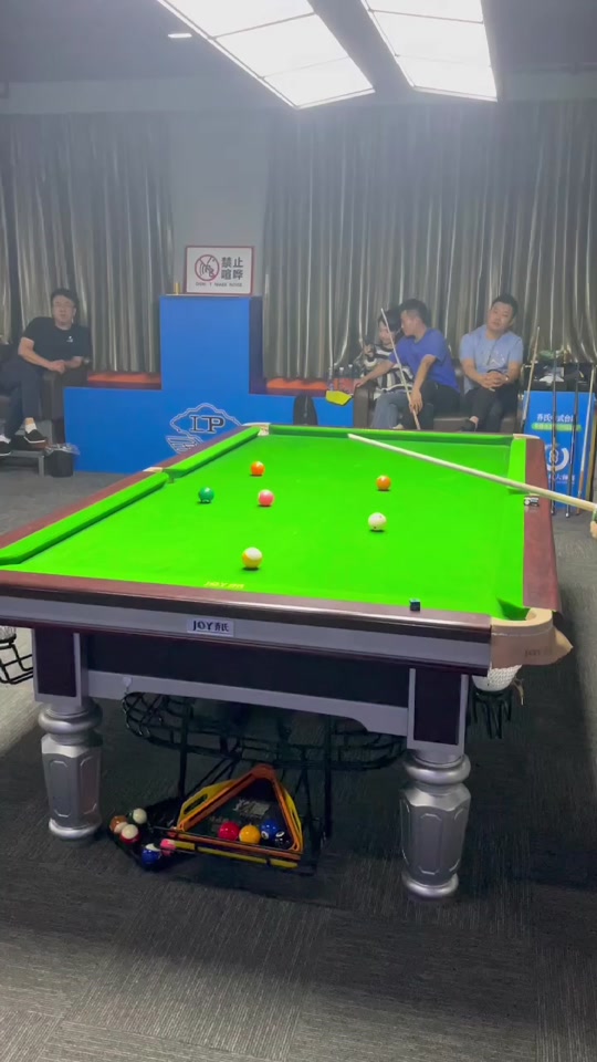 并且坚定地 并且坚定地